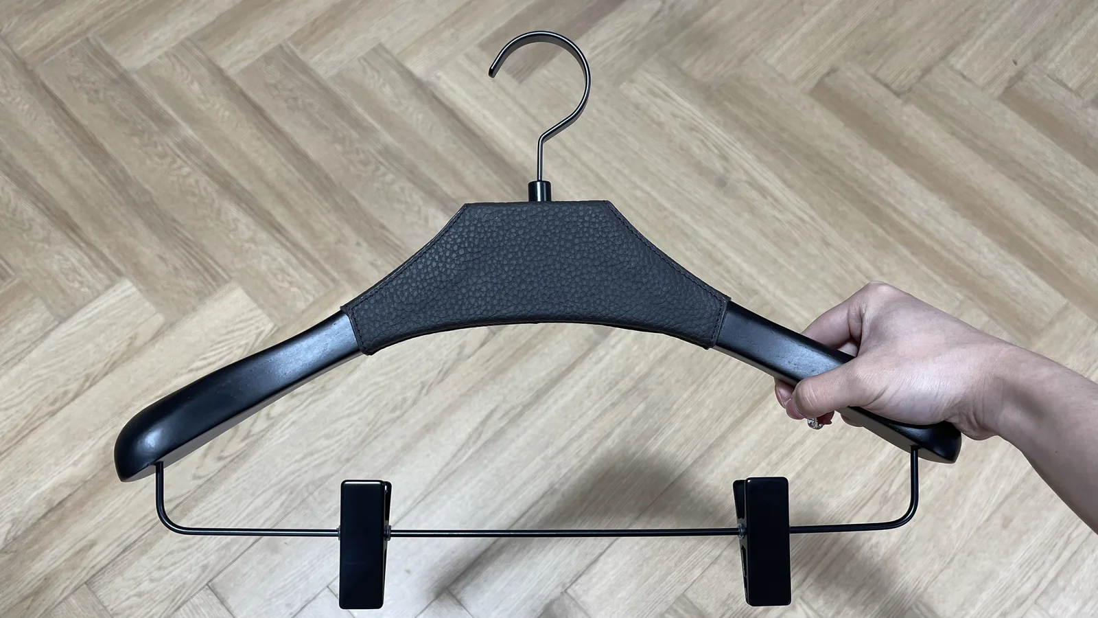 Luxury Solid Wood and Leather Hangers: Premium Wide-Shoulder Display for High-End Fashion