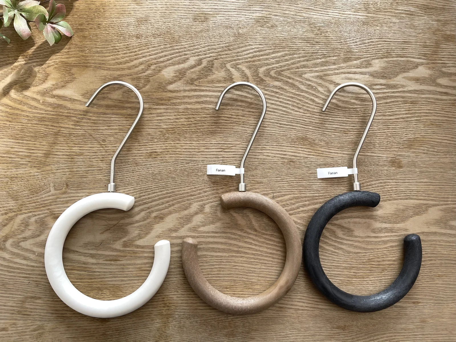 Resin Scarf Hooks: Multi-functional C-Shape Hangers for Luxury Retail Display