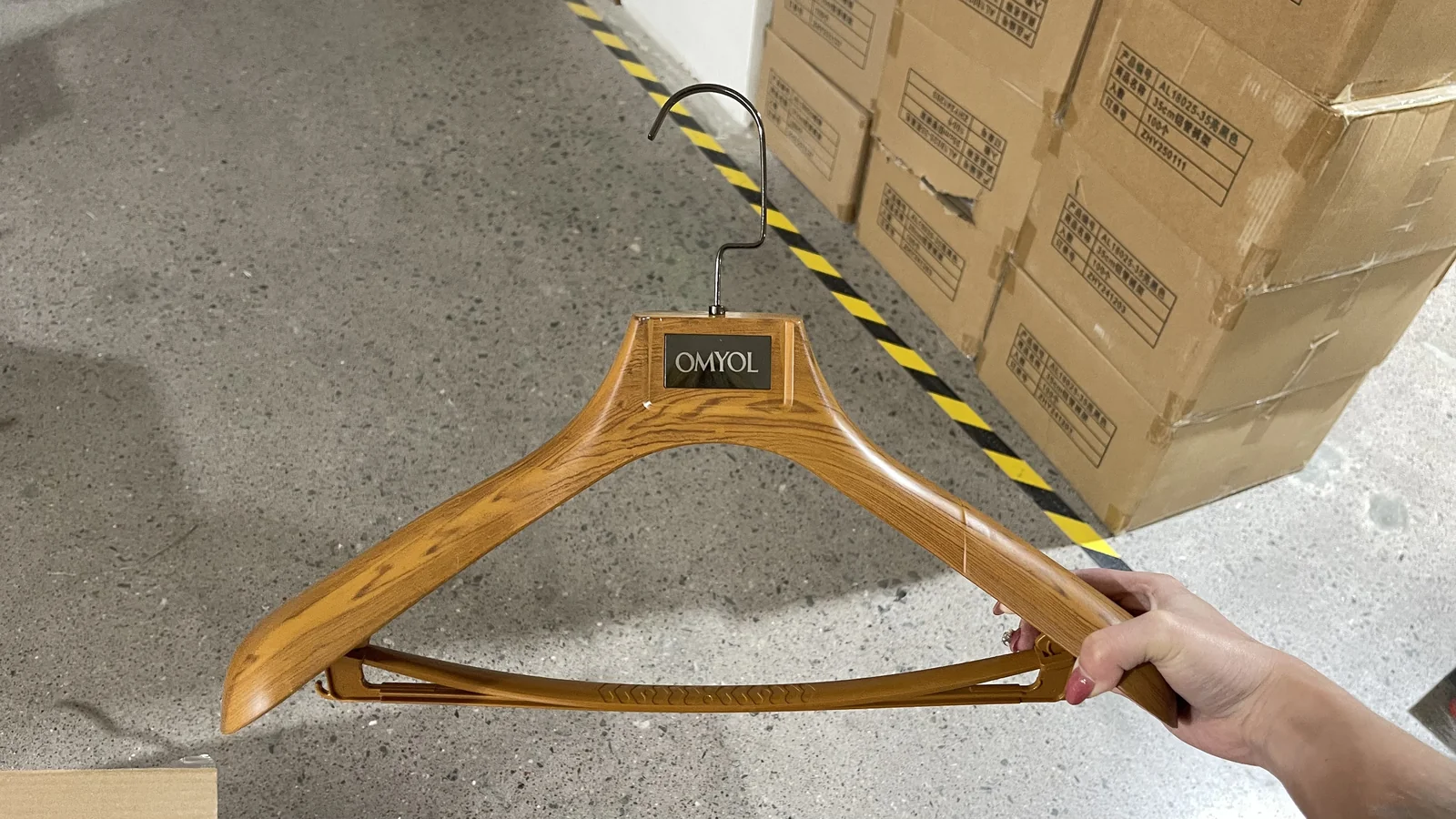 Plastic Suit Hangers with Trouser Bar for a Xinjiang Store